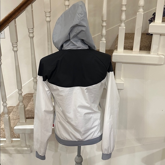 Nwot. Nike windbreaker jacket - Picture 6 of 7
